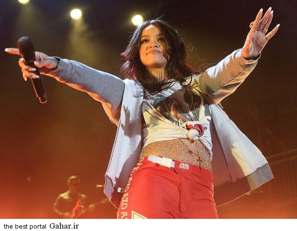rihanna-bares-toned-tummy-crop-t-shirt-debut-new-song-american-oxygen-music-festival02