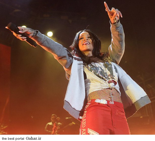 rihanna-bares-toned-tummy-crop-t-shirt-debut-new-song-american-oxygen-music-festival03