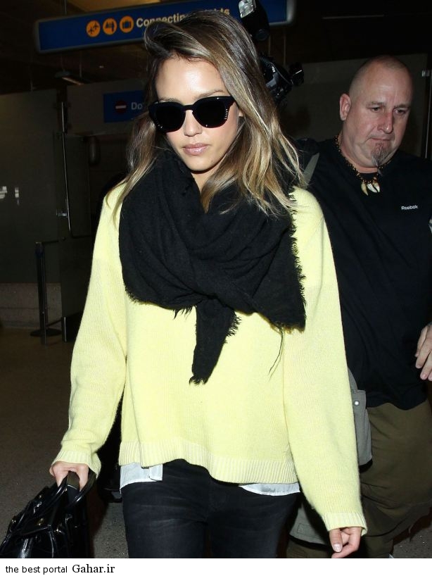 jessica-alba-casual-style-at-lax-airport-march-2015_2