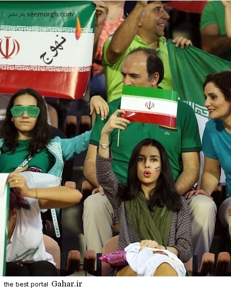 عکس تماشاگران دختر ایرانی در بازی ایران و عمان