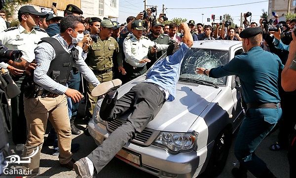 شکستن شیشه ماشین مجرمان توسط پدر بنیتا در بازسازی صحنه