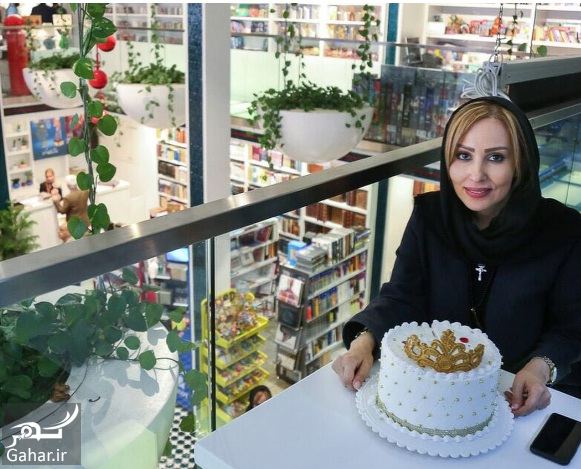 عکسهای جشن تولد پرستو صالحی در گالری کتاب
