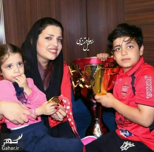 عکس خانواده هادی نوروزی بعد قهرمانی پرسپولیس با جام