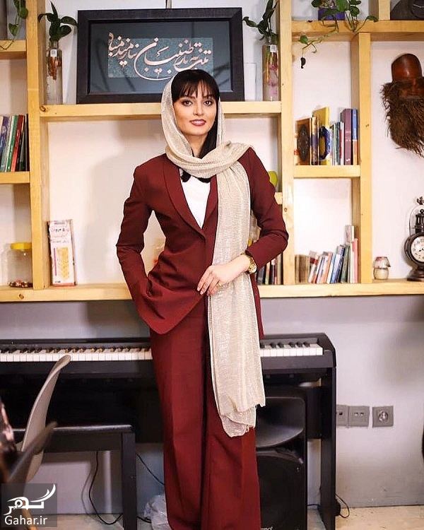 استایل کت شلواری نیلوفر پارسا در رونمایی پوستر نمایش اتوپیا