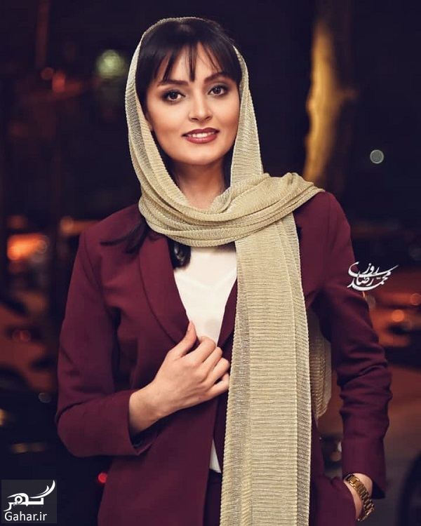 استایل کت شلواری نیلوفر پارسا در رونمایی پوستر نمایش اتوپیا