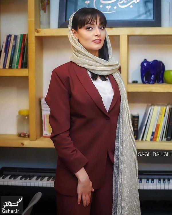 استایل کت شلواری نیلوفر پارسا در رونمایی پوستر نمایش اتوپیا