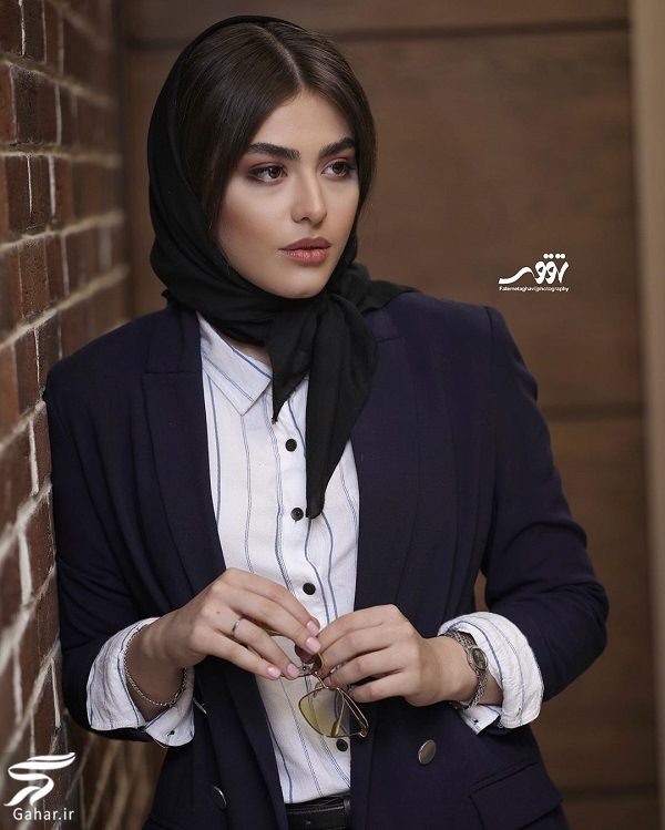 ژست های متفاوت ریحانه پارسا در اکران فیلم مردی بدون سایه / 7 عکس
