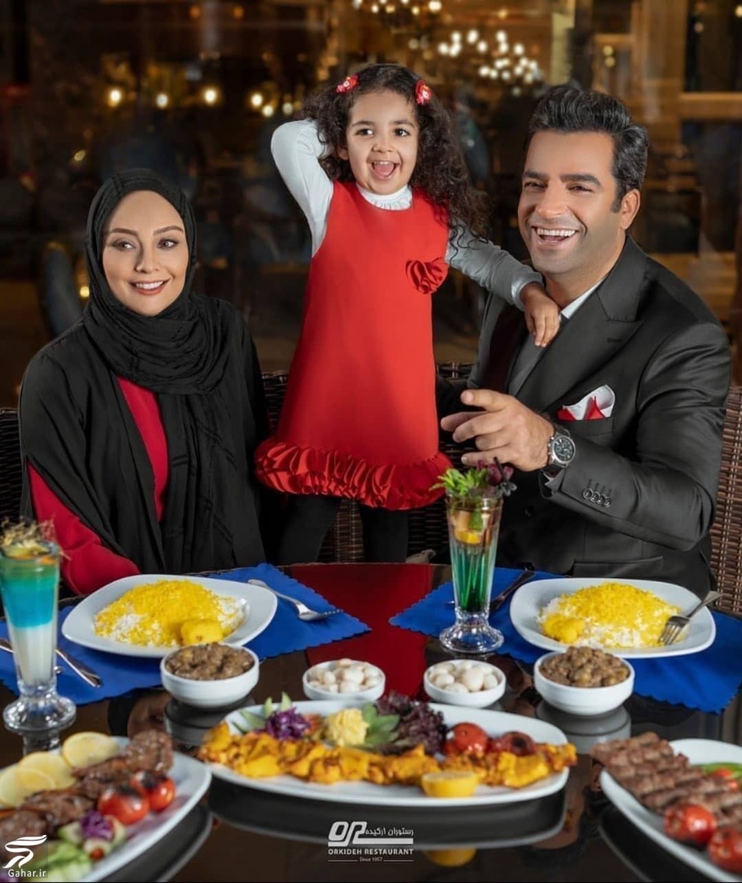 عکسی از شام لاکچری منوچهر هادی و همسرش و دخترش
