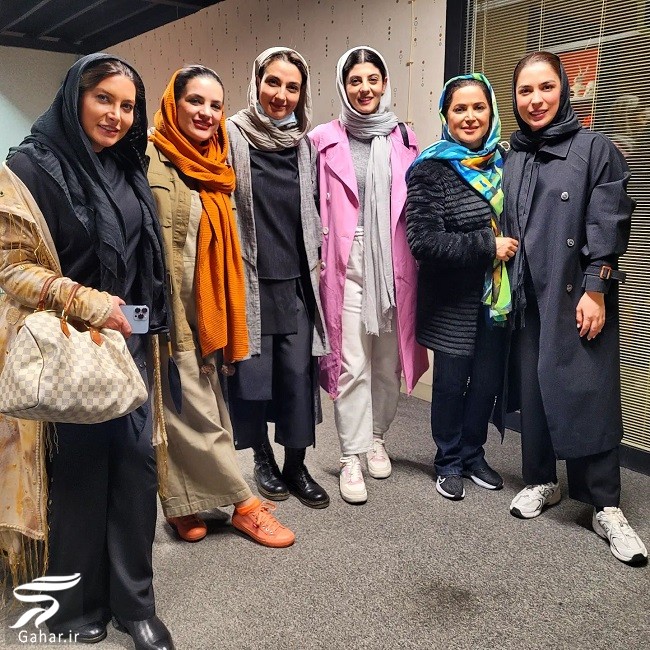 تفاوت پوشش بازیگران در پشت صحنه و جلوی دوربین خندوانه !!