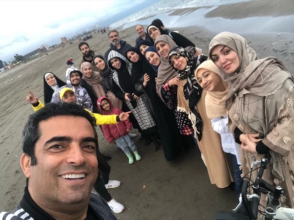 اولین عکس منوچهر هادی و خانواده اش پس از جدایی از همسرش