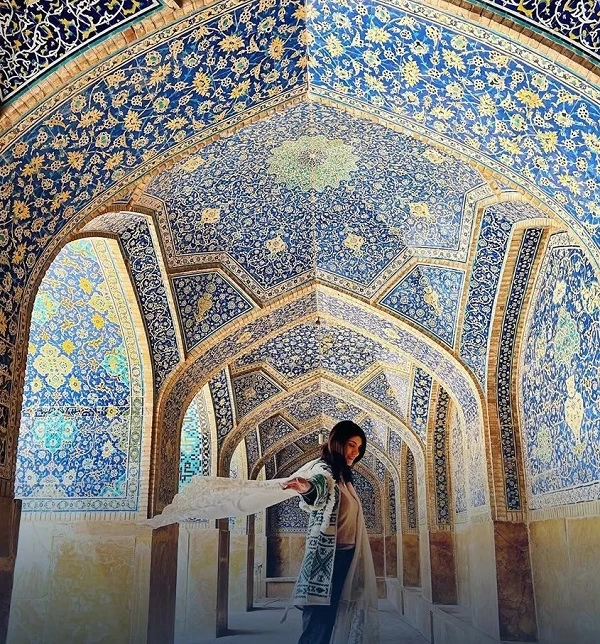 عکسهای جنجالی گردشگر زن روس با سربازان ایرانی در میدان آزادی