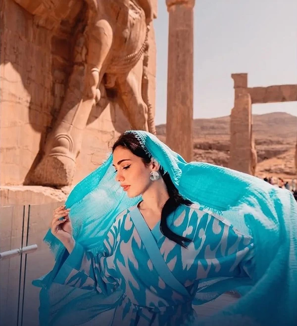عکسهای جنجالی گردشگر زن روس با سربازان ایرانی در میدان آزادی