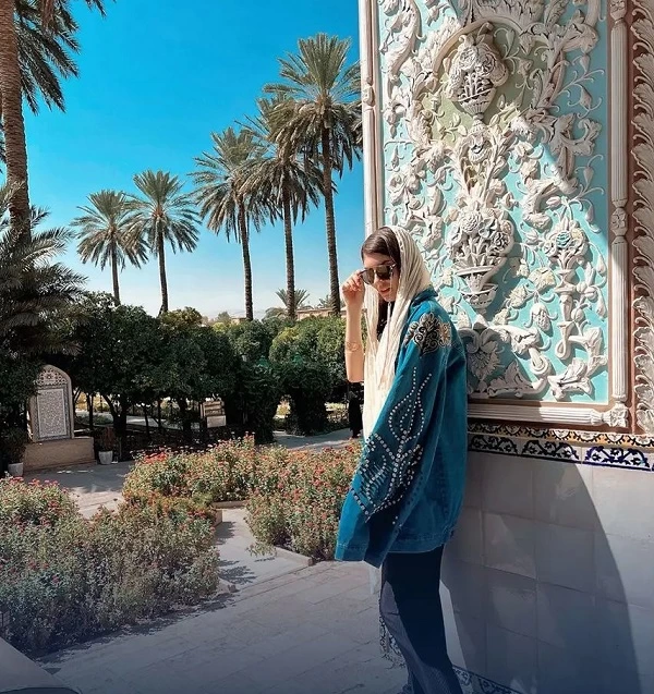 عکسهای جنجالی گردشگر زن روس با سربازان ایرانی در میدان آزادی