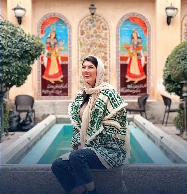 عکسهای جنجالی گردشگر زن روس با سربازان ایرانی در میدان آزادی