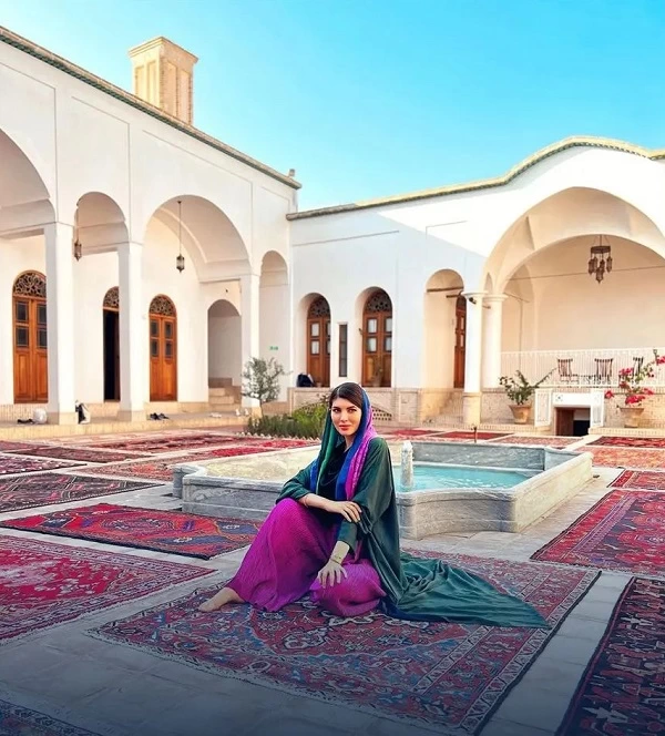 عکسهای جنجالی گردشگر زن روس با سربازان ایرانی در میدان آزادی