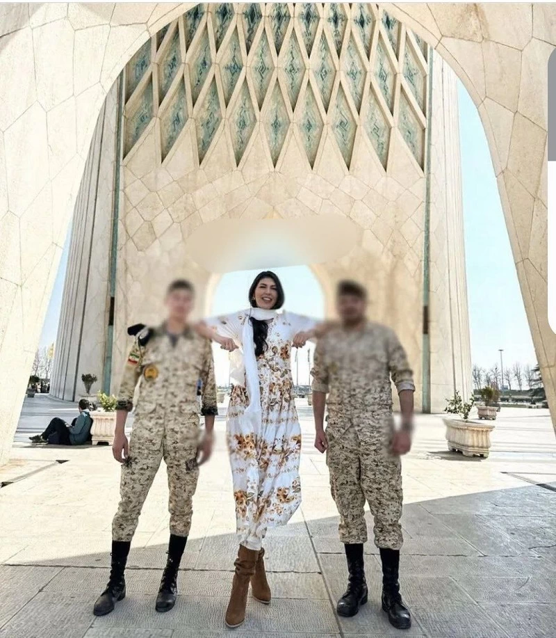 عکسهای جنجالی گردشگر زن روس با سربازان ایرانی در میدان آزادی