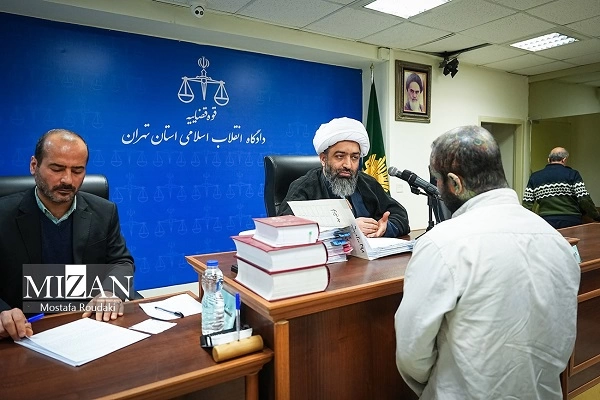 عکسهای امیر تتلو در دادگاه به همراه خواهر و مادرش