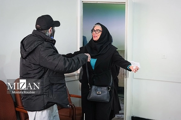 عکسهای امیر تتلو در دادگاه به همراه خواهر و مادرش