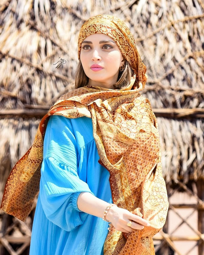 عکسهای جذاب بهنوش طباطبایی در کویر یزد و شتر سواری