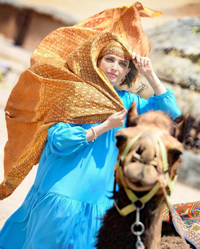عکسهای جذاب بهنوش طباطبایی در کویر یزد و شتر سواری
