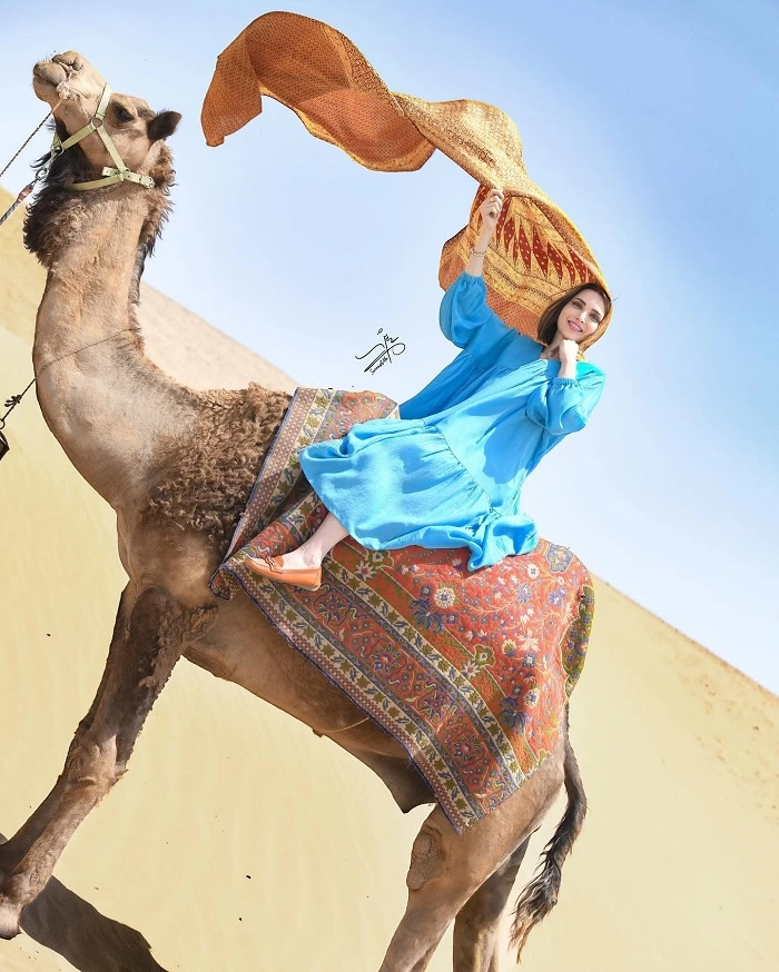 عکسهای جذاب بهنوش طباطبایی در کویر یزد و شتر سواری