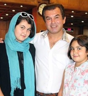 عکسی از دختران حمید استیلی در کنار پدرشان