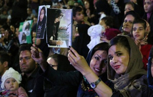 جشن پرشور کاندیدای زن در ورزشگاه ; عکس