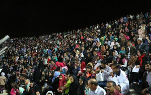 جشن پرشور کاندیدای زن در ورزشگاه ; عکس