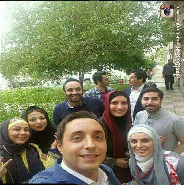 عکس های بازیگران با احسان علیخانی در پشت صحنه ماه عسل 95