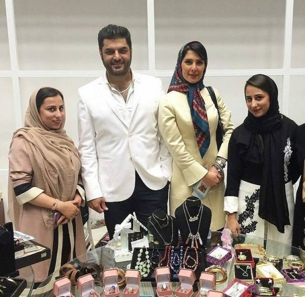 عکس: سام درخشانی و همسرش در بازارچه خیریه کودکان کار